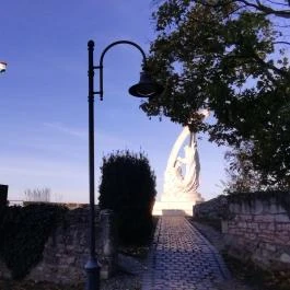 Szent István megkoronázása szoborcsoport , Esztergom - Egyéb