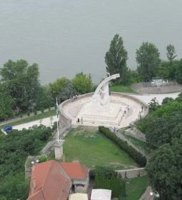 Szent István megkoronázása szoborcsoport 