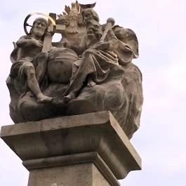 Szentháromság szobor Makó - Egyéb