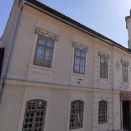 Szerb Egyházi Múzeum (Szerb Ortodox Egyházművészeti Gyűjtemény, Könyvtár és Levéltár) Szentendre - Külső kép