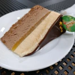 Szurgent Cukrászda Budapest - Étel/ital