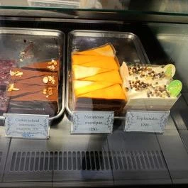 Szurgent Cukrászda Budapest - Étel/ital