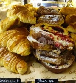 á table! - Arany János utca