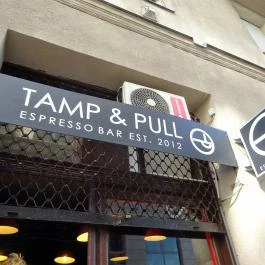 Tamp & Pull Espresso & Brew Bar Budapest - Külső kép
