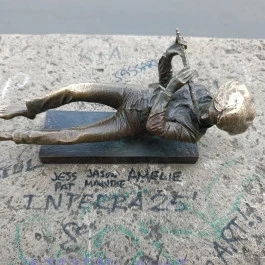 Török Ádám miniszobor Budapest - Külső kép