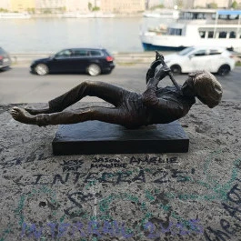 Török Ádám miniszobor Budapest - Külső kép