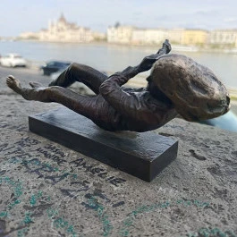 Török Ádám miniszobor Budapest - Külső kép