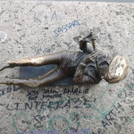 Török Ádám miniszobor Budapest - Külső kép