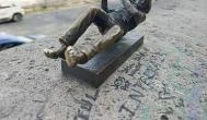 Török Ádám miniszobor Budapest - Külső kép