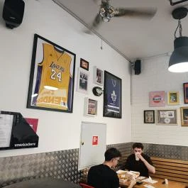 TRAVIS TENDERS Budapest - Belső