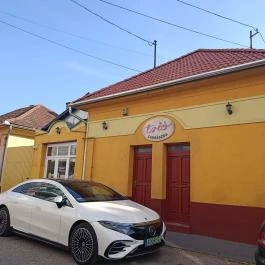 Trió Cukrászda Cegléd - Külső kép