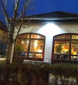 Szertár étterem és kávézó