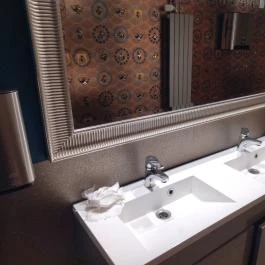 VakVarjú VarjúVár Budapest - Mosdó