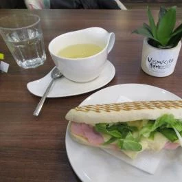 Vasmacska KávéZoo Budapest - Étel/ital