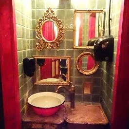 Vicky Barcelona - Gozsdu Udvar Budapest - Mosdó