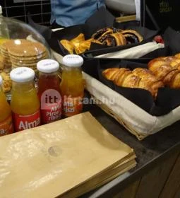 Vinyl & Wood Coffee Bar