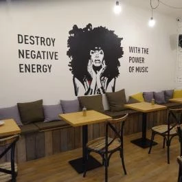 Vinyl & Wood Coffee Bar Budapest - Belső