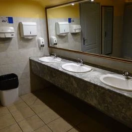 Vörös Postakocsi Étterem, Budapest - Mosdó