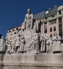 Vörösmarty Mihály szobra