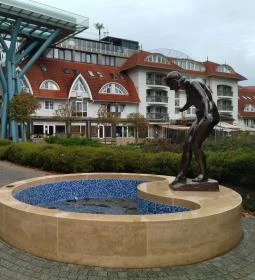 Zalakarosi Vízbelépő lány szobra