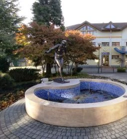 Zalakarosi Vízbelépő lány szobra