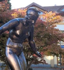 Zalakarosi Vízbelépő lány szobra