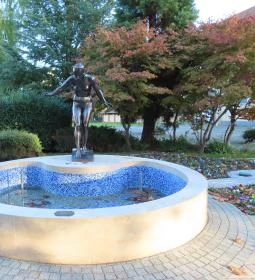 Zalakarosi Vízbelépő lány szobra