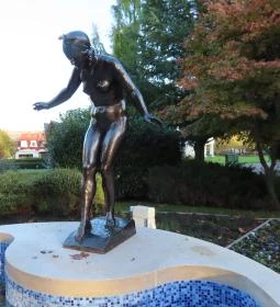 Zalakarosi Vízbelépő lány szobra