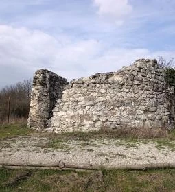 Kerekszenttamási templomrom 