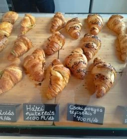 Zümmögô Pékség & Kávézó