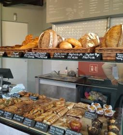 Zümmögô Pékség & Kávézó