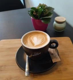 Zümmögô Pékség & Kávézó