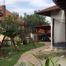 Besenyei Apartman Sárvár - Medence/kert