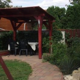 Besenyei Apartman Sárvár - Medence/kert