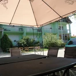 HoldLux Apartmanok Sárvár - Medence/kert