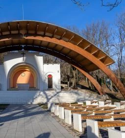 1. legjobb látnivaló: Máriagyűdi szabadtéri oltár