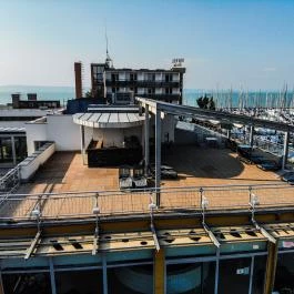 Hotel Yacht Wellness & Business Siófok - Medence/kert