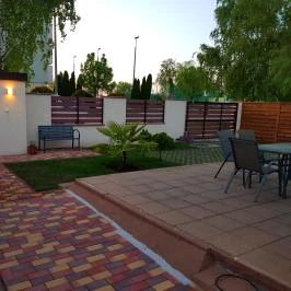 Napsugár Villa B Siófok - Medence/kert