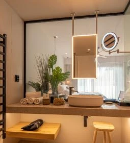 REED Luxury Hotel & Bistro