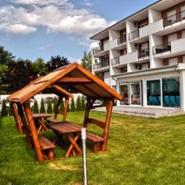 Royal Luxus Wellness Apartman - Köztársaság utca 9. Siófok - Medence/kert