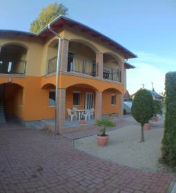 Granada Medencés Apartmanház