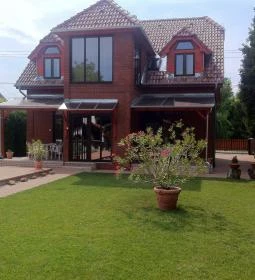 Lajos Medencés Apartmanház