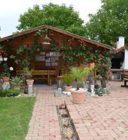 Lajos Medencés Apartmanház