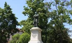 Dugonics András-szobor