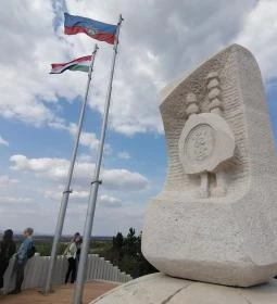 Aranybulla-emlékmű