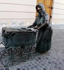 208. legjobb látnivaló: Kati néni szobra