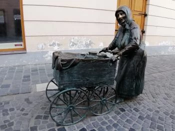 Kati néni szobra Székesfehérvár