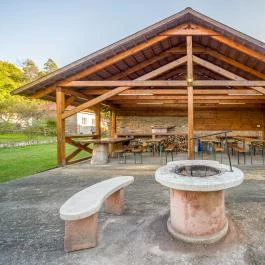 Lipicai Hotel Szilvásvárad - Medence/kert