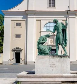 3. legjobb látnivaló: Szent Márton megkereszteli Édesanyját szobor