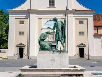 Szent Márton megkereszteli Édesanyját szobor Szombathely